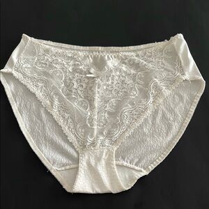 Lejaby Cream Lace Bow Front Panty